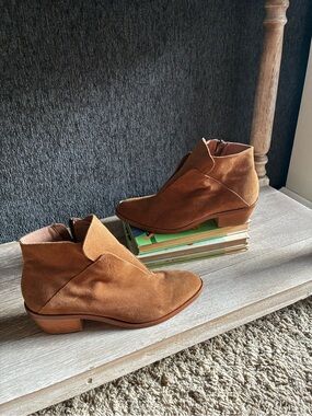 Vero Cuoio Chestnut Suede Ankle Booties